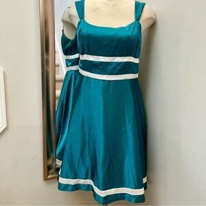 Vintage emerald green & white fit and flair.